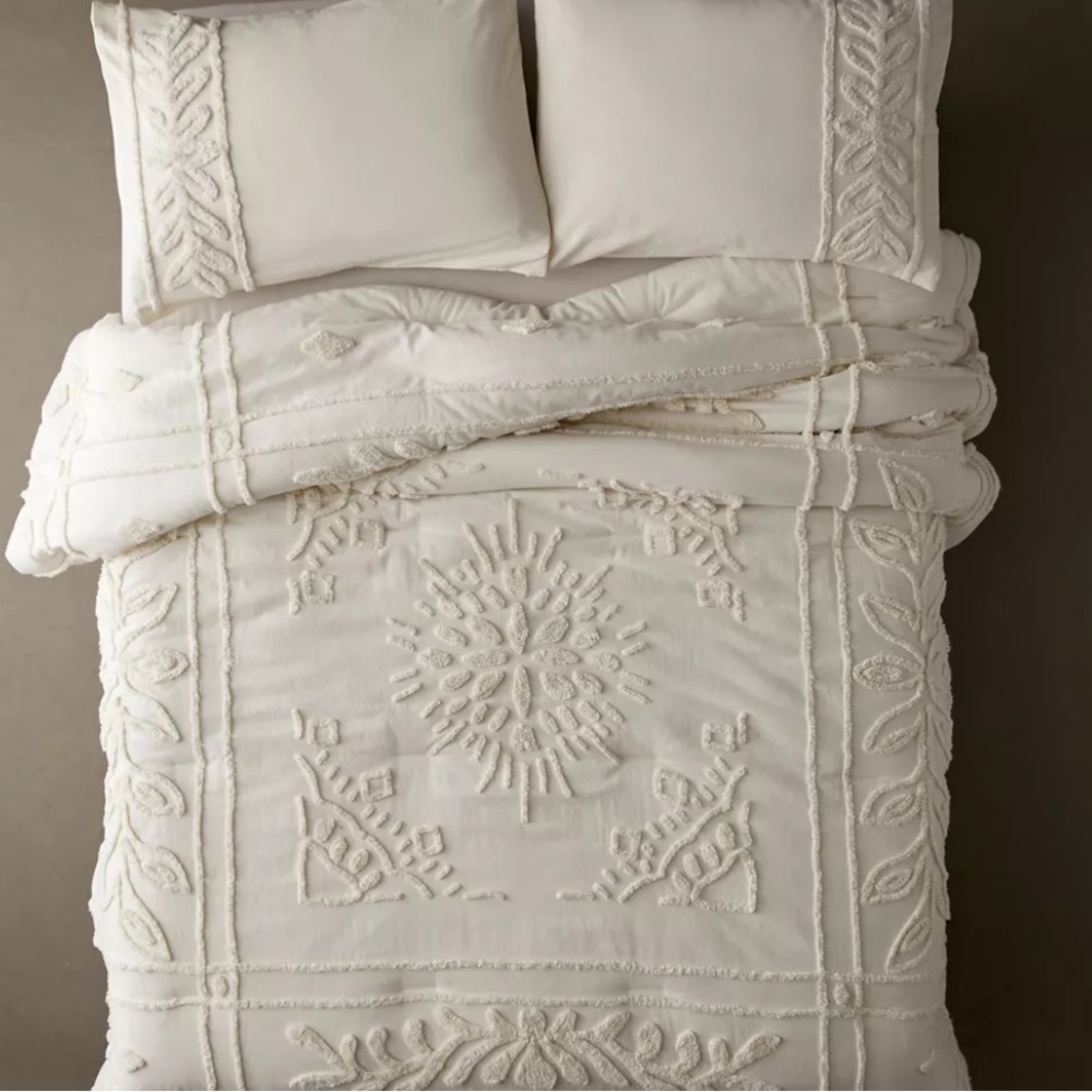 Urban Outfitters Jackie tufted comforter in cream. Sz full/queen.